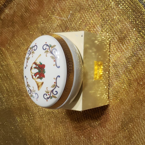 MIKASA Holiday Elegance FK001/426. Nice Oval Shaped Trinket Box with Lid. - Picture 7 of 7